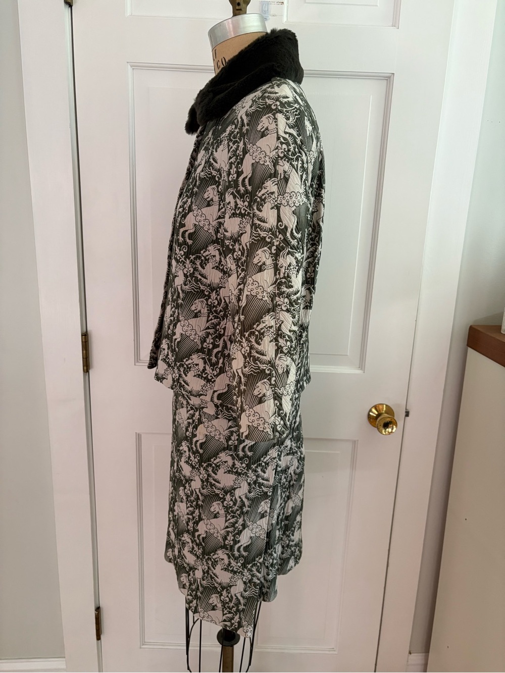 Tory Burch Green and White print Jacket with Dark faux fur collar and mini skirt - Picture 3 of 13